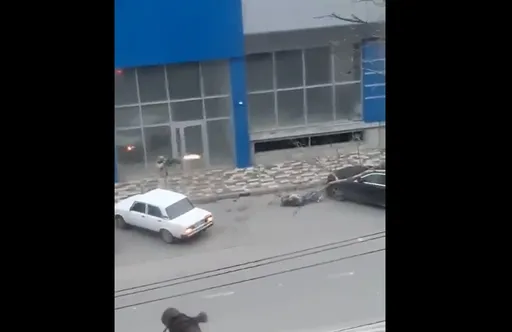 影片曝光！俄男子持獵槍沿街開火釀4死　還朝倒地者補槍