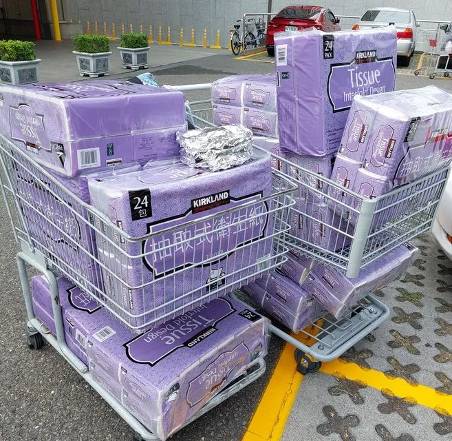 好市多賣場今衛生紙特價,有網友一買就是40包。翻攝自臉書左營楠梓人文社交圈