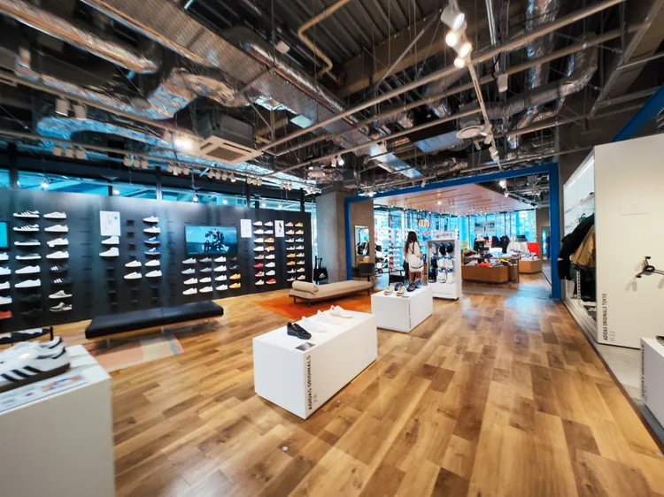 「RAYARD MIYASHITA PARK」進駐的購物品牌從LV到愛迪達都有，涵蓋時尚到運動等不同風格。田欣雲攝