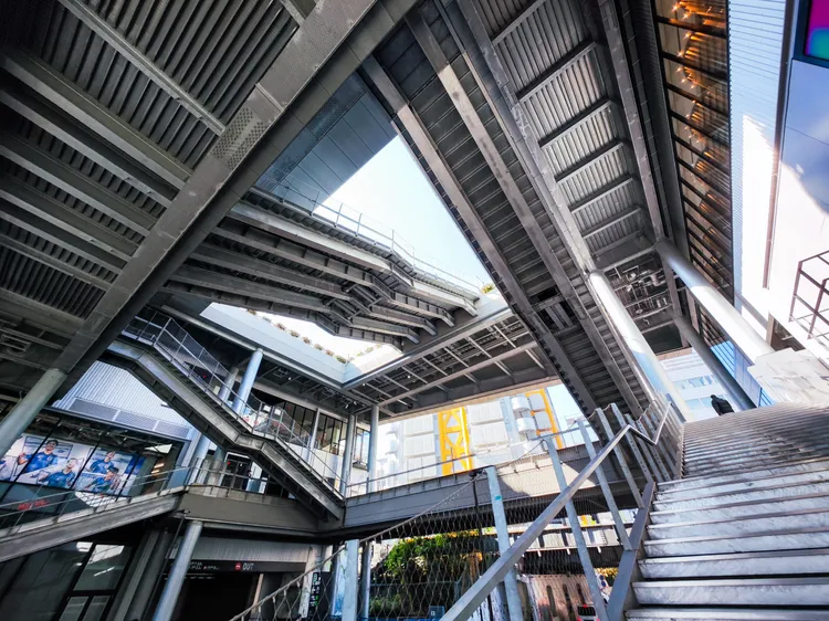 宮下公園正位於鐵道旁，在這座立體低樓層商業空間的三樓，可平視正在通過的列車。田欣雲攝