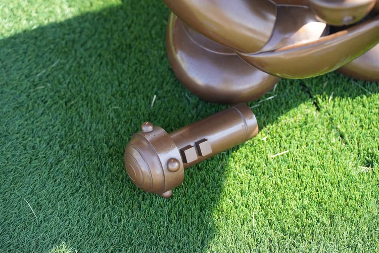 縮小燈、放大燈、更衣照相機等道具散落在作品各處。田欣雲攝