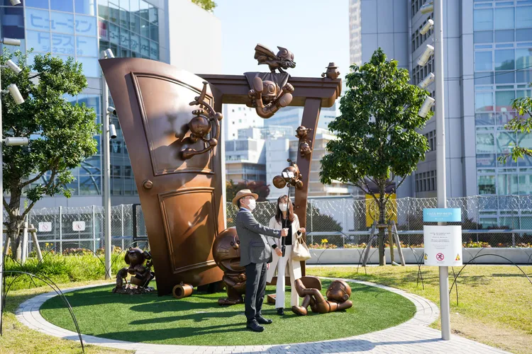 在《哆啦A夢》作者藤子・F・不二雄去年冥誕，宮下公園豎立了一座名為〈哆啦A夢 未來之門〉的紀念銅像，吸引遊客自拍。田欣雲攝