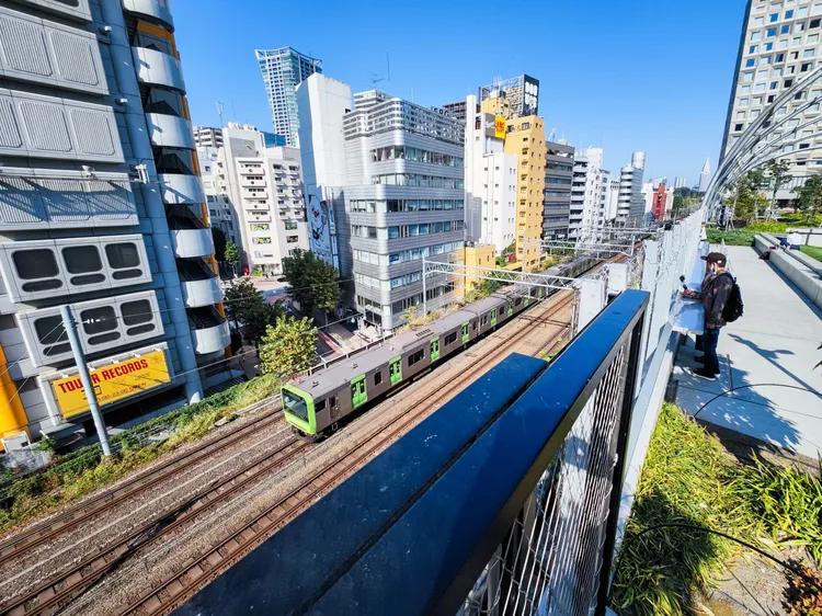 如果更上一層來到頂樓公園，則能高角度俯視鐵道。田欣雲攝