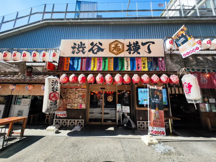 翻新後的宮下公園分作南北兩區，喜歡日式餐點的遊客建議到南區一樓「澀谷橫丁」晃晃。田欣雲攝