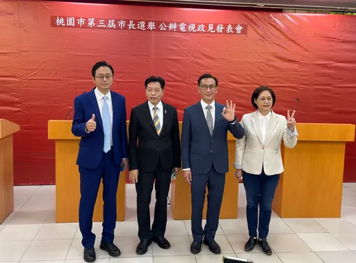 桃園選前之夜｜藍、綠同推主席牌站台　白軍掃街拜票到最後一刻