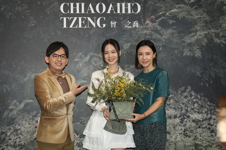 CHARLES & KEITH台灣總經理黃維芬（右）送上一盆植物做為曾之喬生日禮物，活動主人黃子佼（左）也獻上祝福。陳明中攝