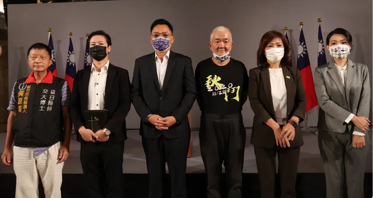 新竹市長共有6位參選人,龔偉綸為左二。資料照片