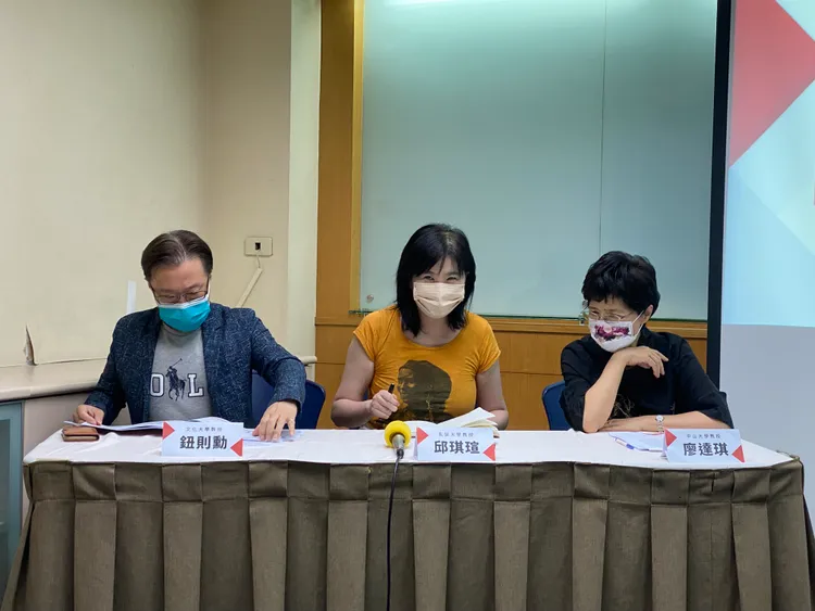 文化大學廣告系教授鈕則勳(左)、玄奘大學傳播學院副院長邱琪瑄(中)、中山大學教授廖達琪(右)。陳怡文攝