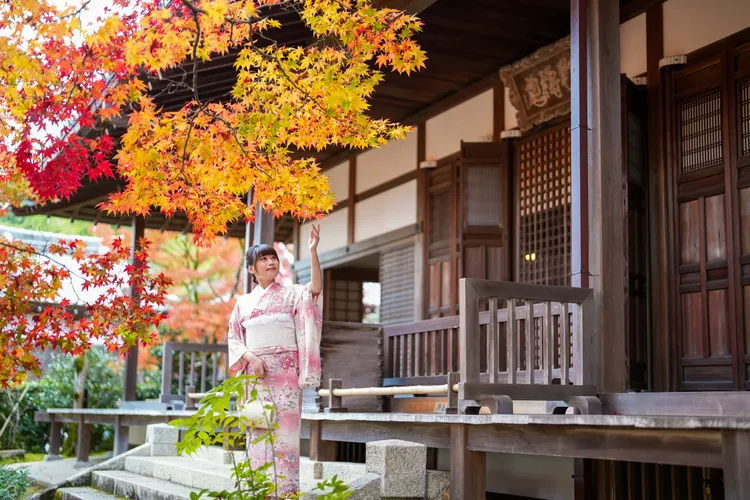常寂光寺的紅葉嬌豔親人。田欣雲攝