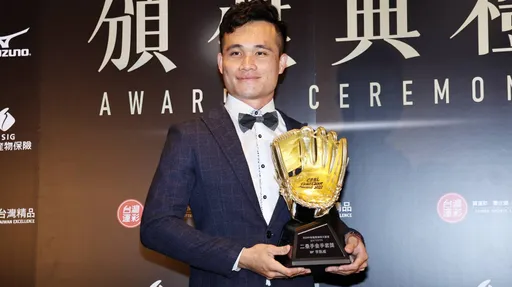 味全李凱威生涯首奪金手套 笑稱圓了「小霸王教練」一個夢