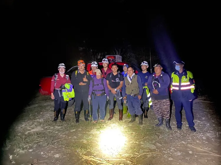 搜救人員花了2個多小時找到受困登山客。大溪警分局提供