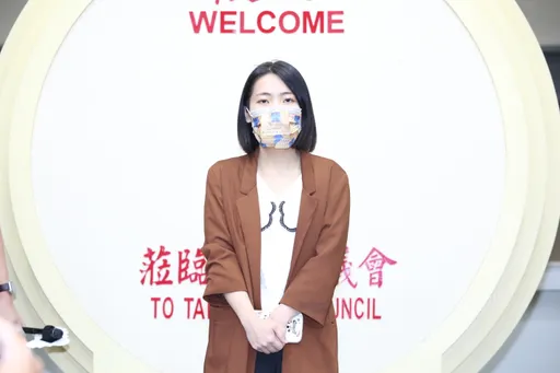 徐巧芯与马英九「十指紧扣」照被挖出　笑一声反击「正常人都能分出差异」