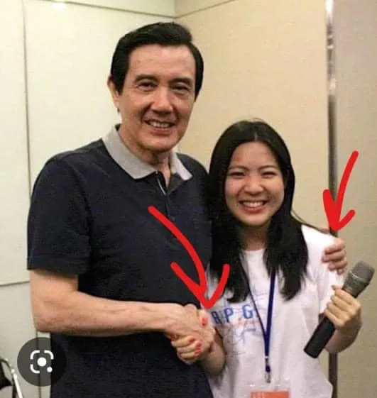 媒體人王浩宇爆料徐巧芯宇馬英九握手照。翻攝王浩宇臉書