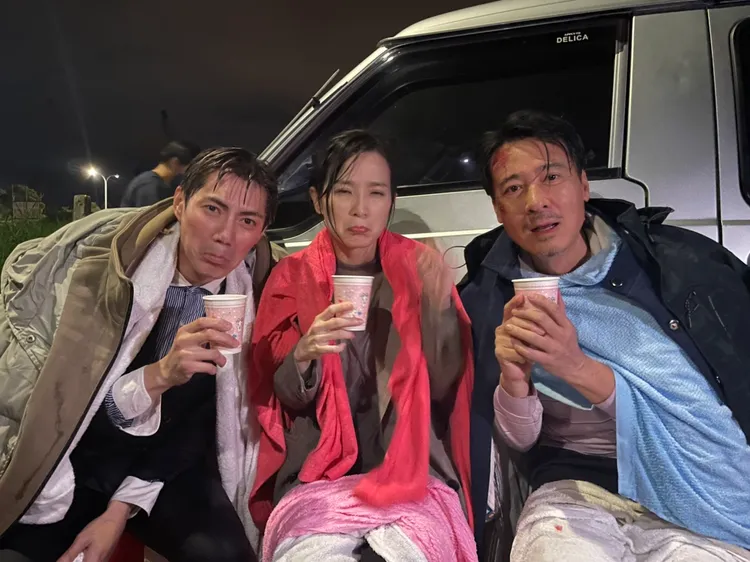 王凱（左起）、楚宣、尹昭德為《市井豪門》重頭戲濕身淋雨。民視提供