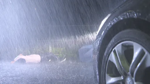 尹昭德下一秒竟遭横祸　雨中遭高速汽车撞飞倒地