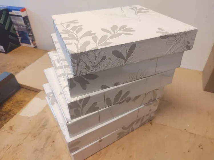 警方在紙盒夾藏內查獲毒品。翻攝畫面