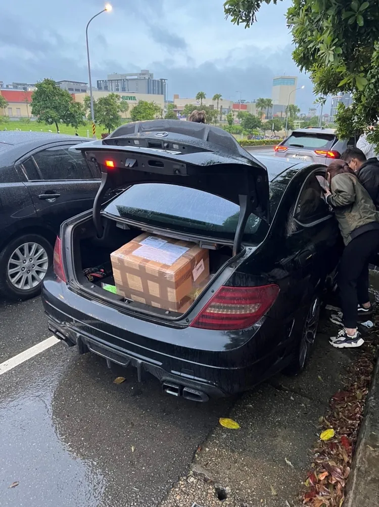 警方起獲毒品包裹。翻攝畫面