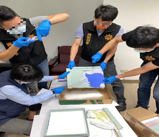 塑膠版夾層灌K他命粉末 國際郵包運毒闖關!警逮5嫌