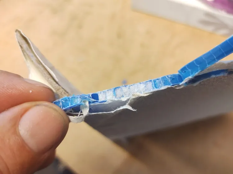 販毒集團將K他命粉末夾藏在紙盒裡加裝具孔洞塑膠版內。翻攝畫面