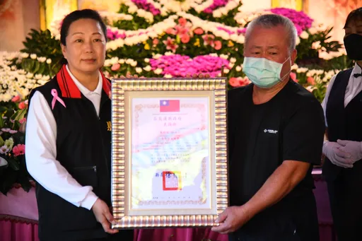 噶瑪蘭族國寶朱阿菊享耆壽102歲辭世 悼!花蓮縣長徐榛蔚親頒表揚狀