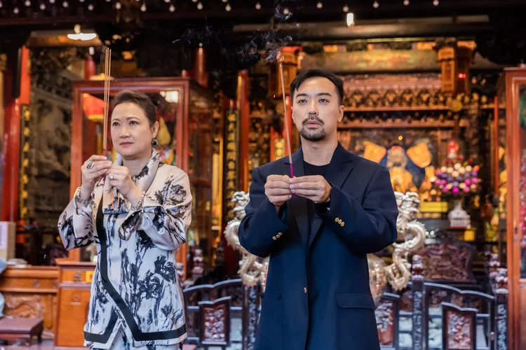 《花路阿朱媽》導演何書銘（右）與女主角洪慧芳（左）前往松山慈祐宮參拜，祈求台灣票房成功。采昌提供