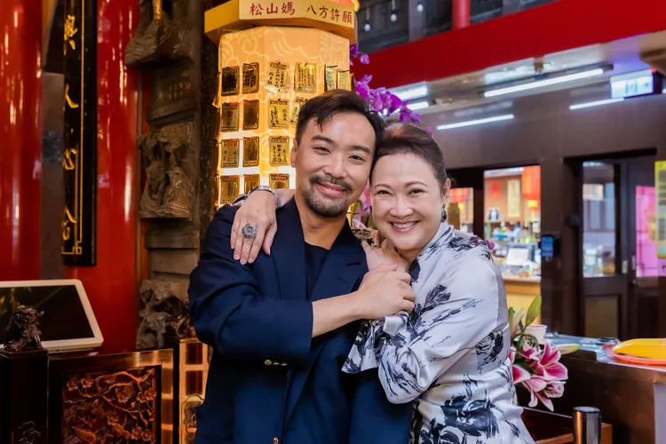 《花路阿朱媽》導演何書銘（左）與女主角洪慧芳（右）感謝台灣影迷的熱情，帶給自己許多美好的回憶。采昌提供