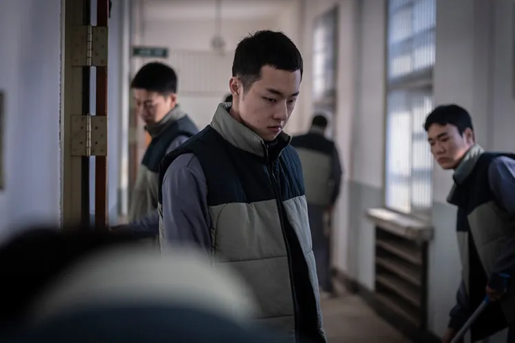 金東輝片中不斷看別人臉色。采昌國際提供