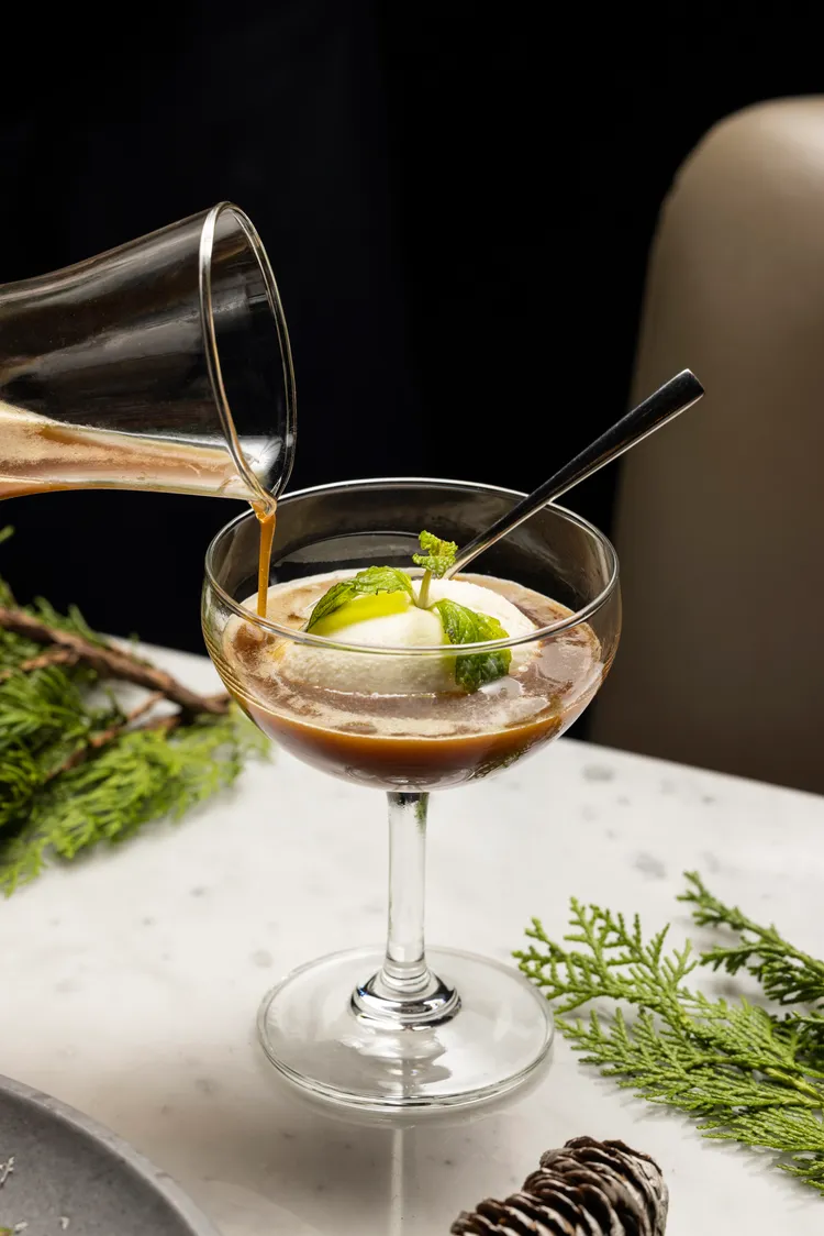 DOMANI Plus Gelato以特製咖啡調酒和義式甜醬沙巴雍口味的Gelato，再演譯由淹沒而生的義大利經典甜品阿法加朵。 業者提供