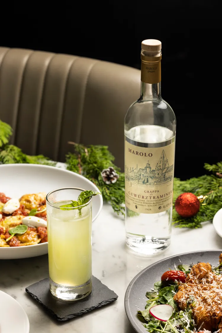 DOMANI Plus Mojito解構經典調酒，以甜羅勒取代薄荷葉，並結合Marolo Distilleria渣釀白蘭地，增添芳香及滑順口感。業者提供 