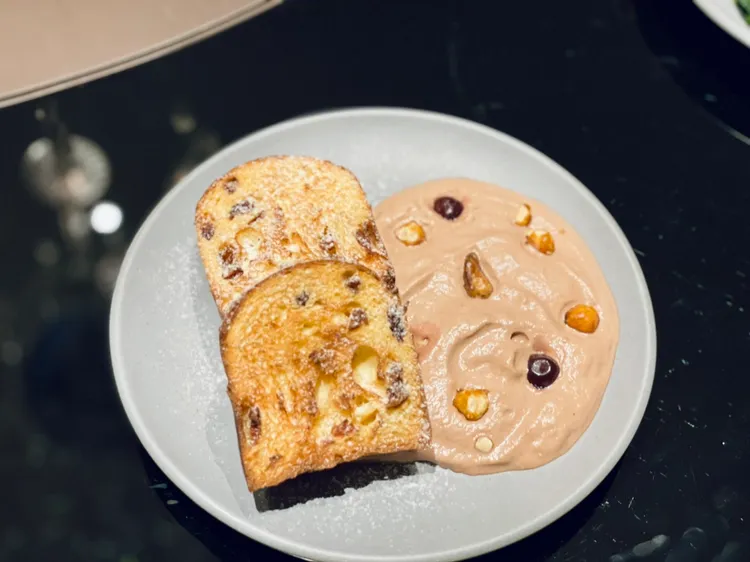 聖誕節義大利人手一顆的國民甜點「聖誕麵包佐榛果甘納許慕斯」。曾仲葳攝