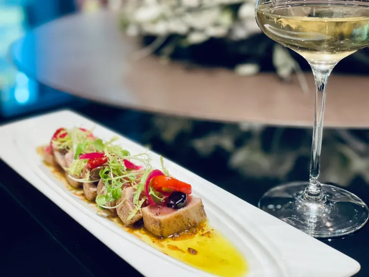 鮪魚炙燒至五分熟後搭配象徵南義的番茄和橄欖製成「番茄橄欖鮪魚沙拉」。曾仲葳攝