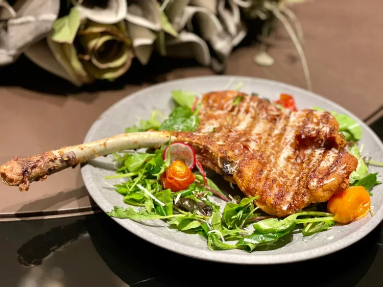 台灣在地豬肉演譯的米蘭傳統料理「米蘭式戰斧豬排」。曾仲葳攝