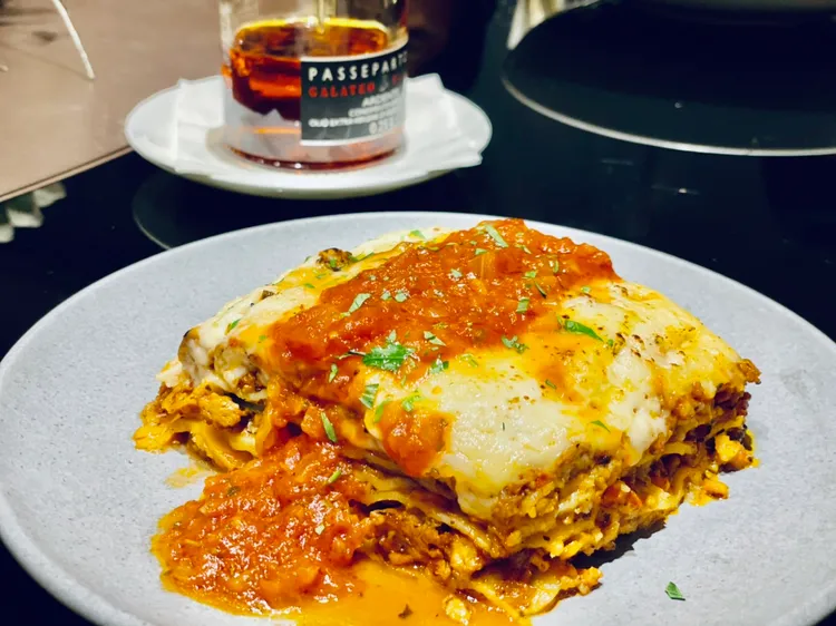 被譽為最古老義大利麵的「那不勒斯肉醬千層麵」，主廚以全豬肉取代義式傳統半豬半牛做法，讓更多台灣人能品嘗這道傳統美食。曾仲葳攝