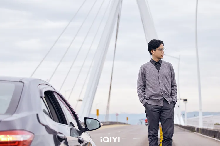 薛仕凌在《第9節課》飾演一位憨厚老實，對待許瑋甯無微不至的完美人設高中主任。愛奇藝國際站提供