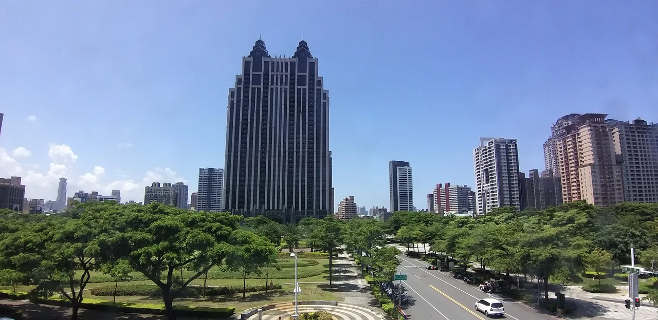 高價成屋豪宅貸款成數低,購入門檻高,若沒立即有自住需求,買方較無時間壓力置產。葉家銘攝