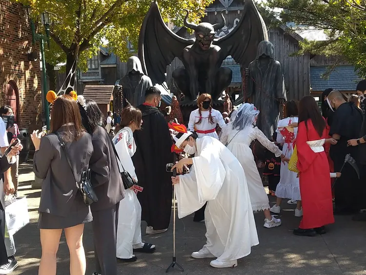 六福村歡迎民眾趁著中華職棒總冠軍賽熱潮，一起慶祝中信兄弟2連霸，一同穿著球衣變裝入園搞怪玩樂園。 六福村提供