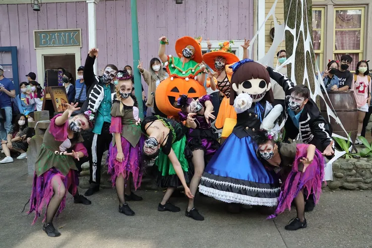 六福村表示，2022六福村萬聖墓碑鎮祭典即將進入活動尾聲，請民眾把握最後瘋狂變裝比拚機會。六福村提供