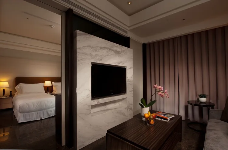 六福居都會景觀套房18坪的大空間，包含客廳、臥房、廚房與陽台，更享有獨立洗烘機。六福旅遊集團提供