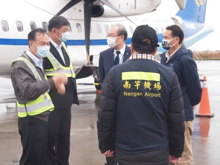 連江縣長劉增應與立委陳雪生，上午都到南竿機場，宣告華信航空將在明年三月進駐馬祖。連江縣府提供