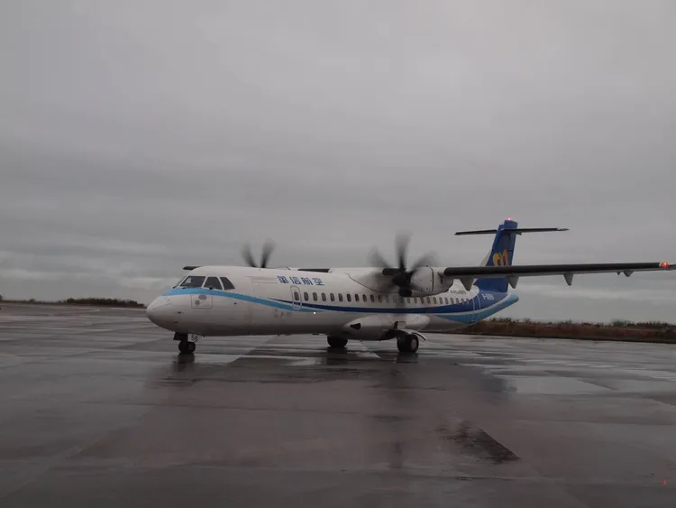 第二家進駐馬祖的華信航空，編列ATR–72機型返往松山–南竿。連江縣府提供