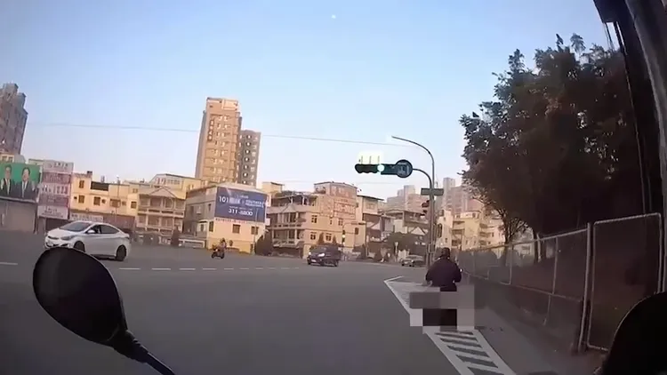 潘男騎在槽化線上被攔。讀者提供