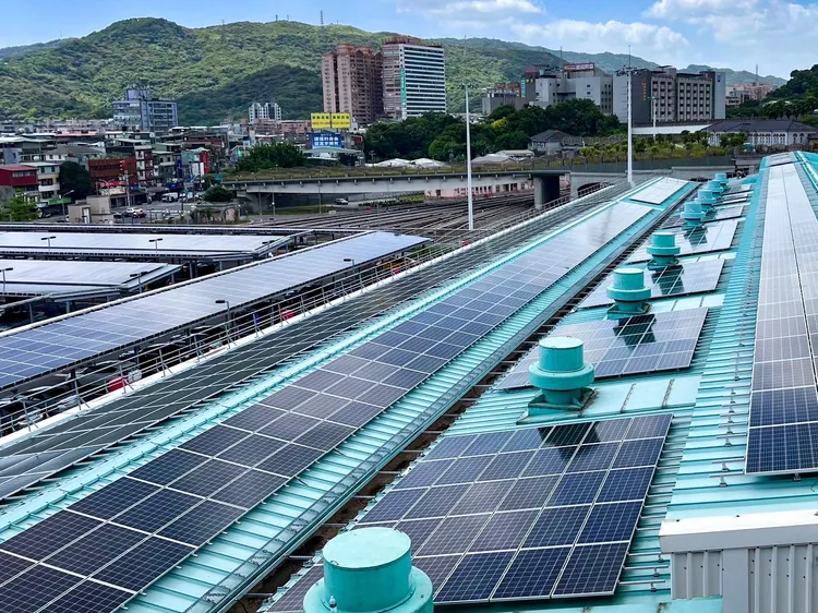 大同集團全資子公司同陽能源，標得台北捷運在雙北5個機廠的屋頂太陽能建置案，圖為新莊機廠的太陽光電案場。大同公司提供