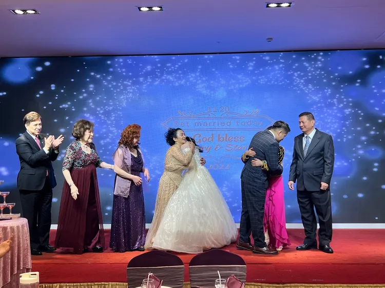 阿姑（左二）和導演李朝永夫婦昨晚也出席婚宴。經紀人提供