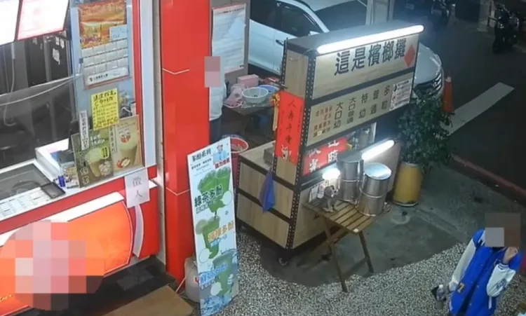 王姓男子在飲料店外徘徊、觀察。讀者提供