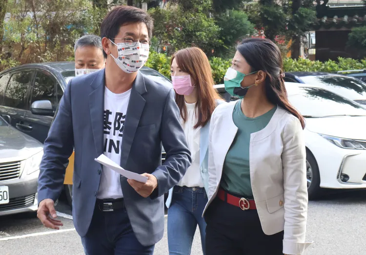 蔡適應在立委林楚茵陪同下接受媒體採訪。戴之聖攝