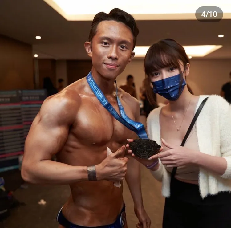 孫安佐（左）日前參加健美比賽，女友也到場支持。翻攝孫安佐IG