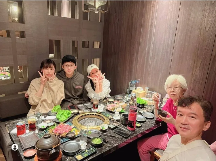 孫安佐女友（左）也分享當天聚餐合照。翻攝麻姬兔IG