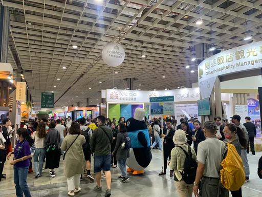 台北旅展第一天人潮炸!民眾入場用衝的 餐券、國旅券搶翻