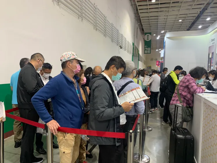 有民眾帶手提箱來搶餐券。胡順惠攝