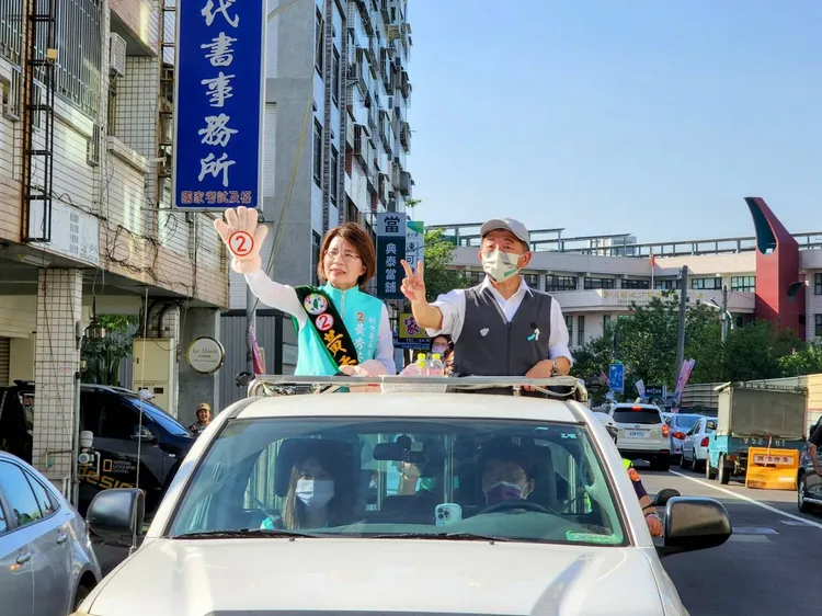 陳時中(右)陪同黃秀芳(左)拜票。陳時中辦公室提供